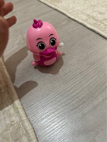 Pembe yürüyen ördek