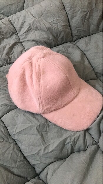 pembe tüylü şapka