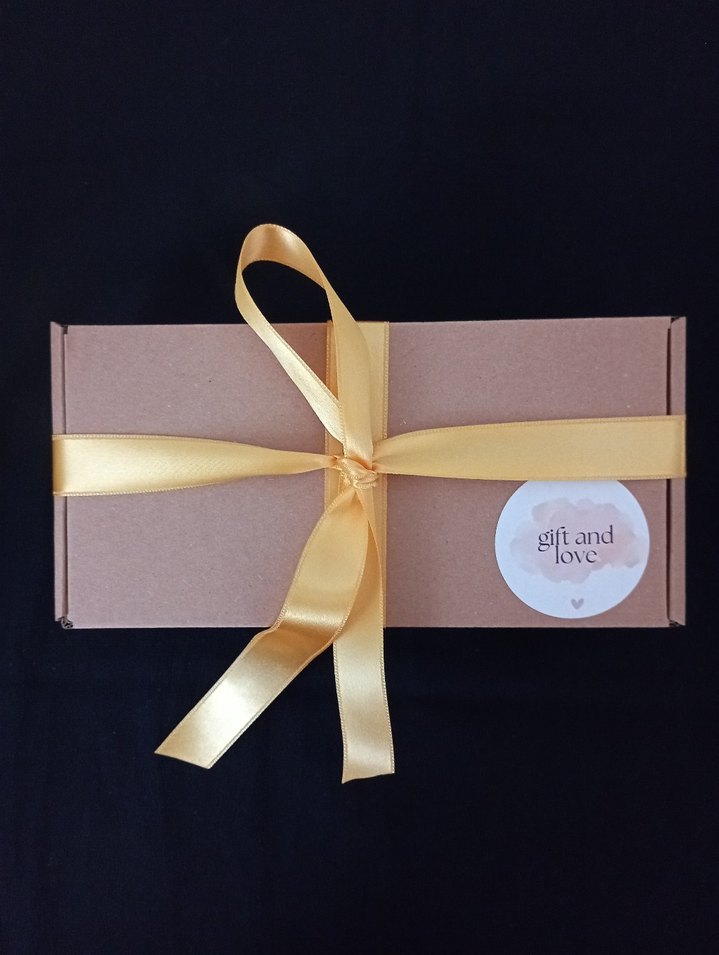 Golden Hour  
Sarı Hediye Kutusu - Görsel 2