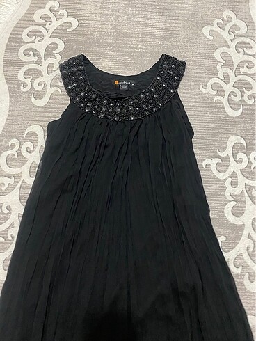 Yakası taşlı elbise