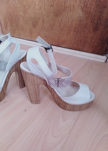 Beyaz Kadın Dolgu Topuklu Sandalet - Görsel 3