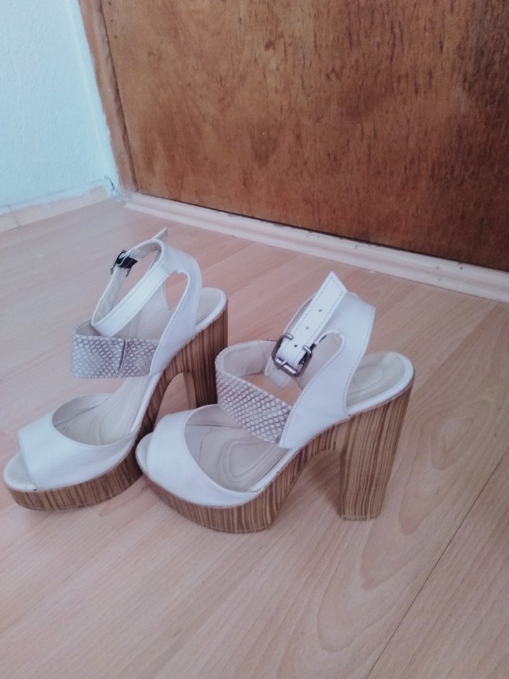 Beyaz Kadın Dolgu Topuklu Sandalet - Görsel 2