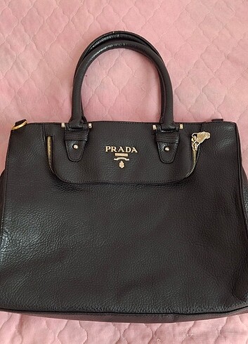 Kadın sıyah prada cantaa