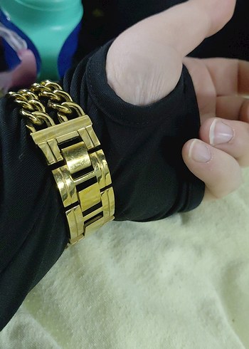 Zincir Detaylı Altın Renk Kadın Saati - Görsel 3