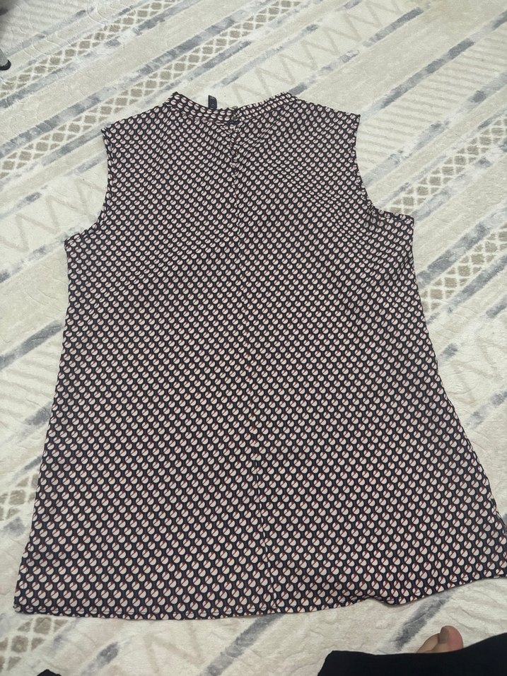 Kadın Kolsuz Piliseli Gri Midi Bluz - Görsel 3