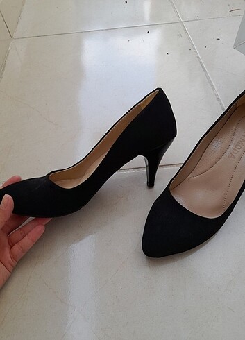 Hiç kullanılmamış siyah stiletto