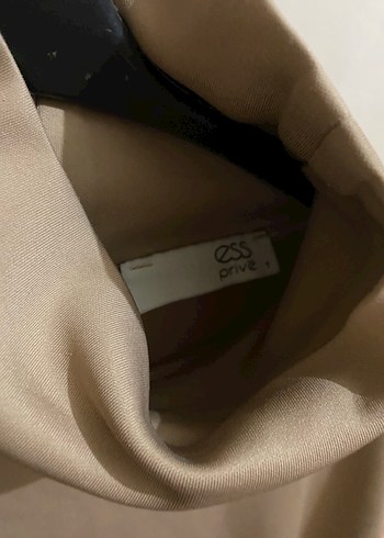 Bej Yüksek Yakalı Midi Kadın scuba yakım
Essprive - Görsel 3