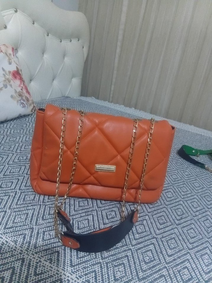 Zincir Detaylı Parlak Kahverengi Deri Çanta - Görsel 3