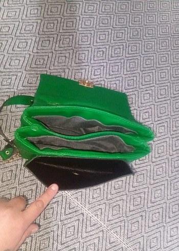 Zincir Detaylı Yeşil Deri Kadın Çanta - Görsel 3