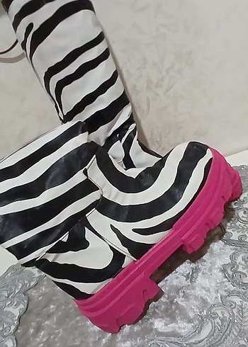 Zara Pembe Tabanlı Zebra Desenli Kadın Yağmur Çizmesi