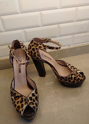Leoparlı topuklu ayakkabı 