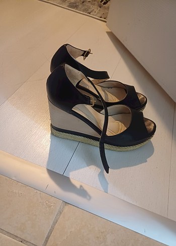 Siyah Tokalı Dolgu Topuk Kadın Ayakkabı - Görsel 3