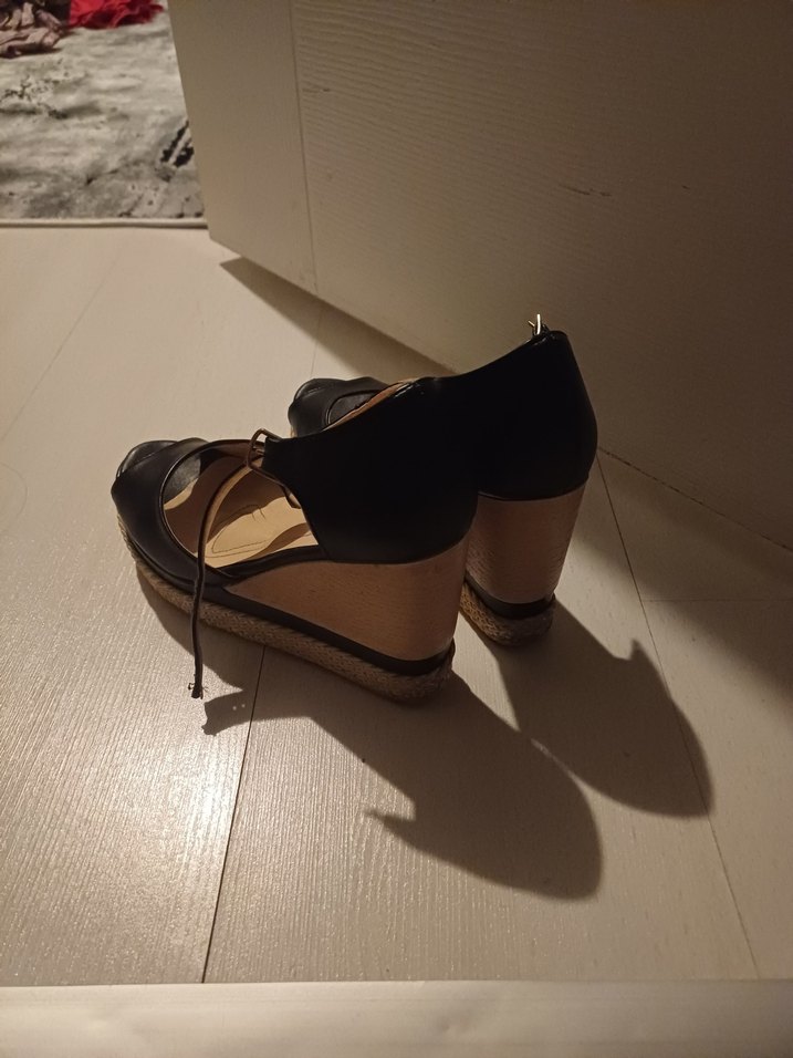 Siyah Tokalı Dolgu Topuk Kadın Ayakkabı - Görsel 2