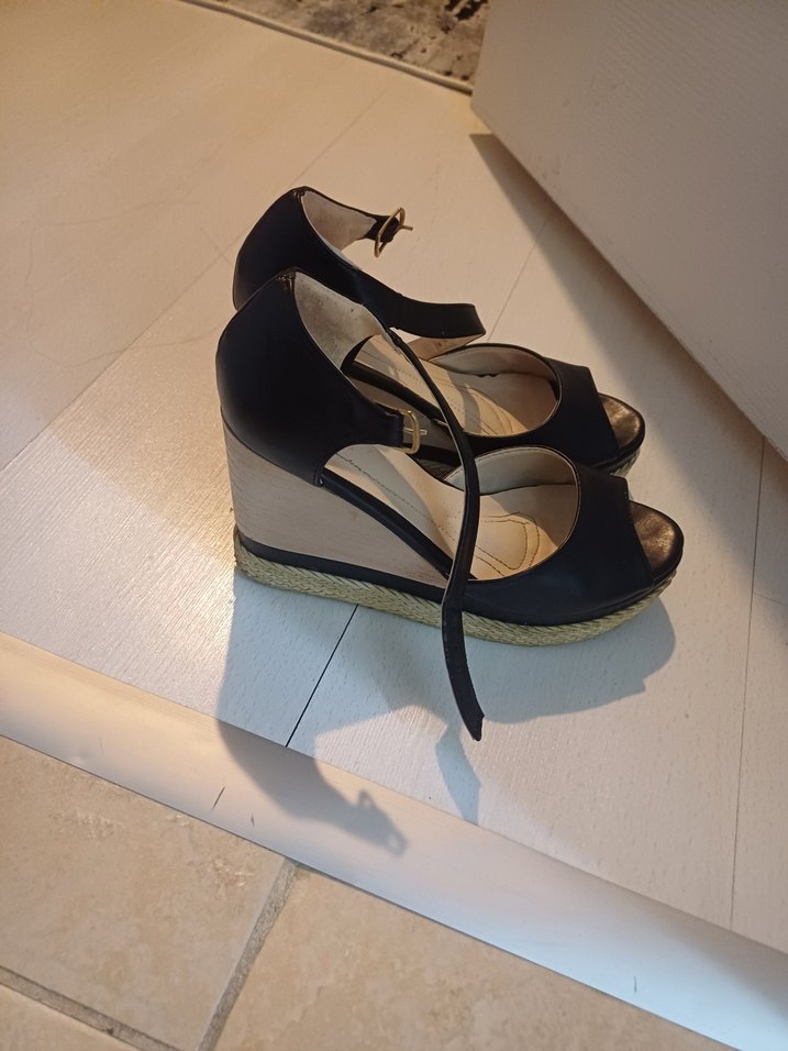 Siyah Tokalı Dolgu Topuk Kadın Ayakkabı - Görsel 3