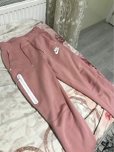 Pembe Nike tech