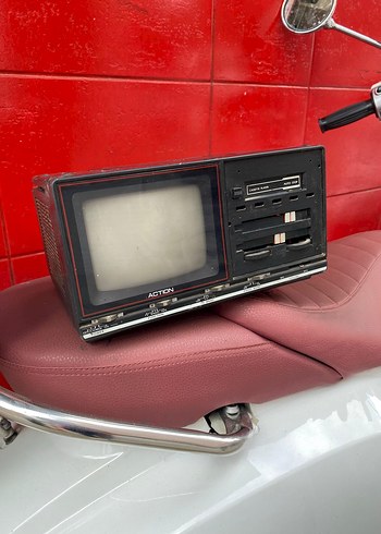 Kırmızı Renk Nostaljik CRT Monitör