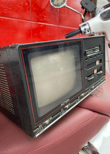 Vestel Kırmızı Renk Nostaljik CRT Monitör