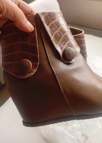 Kahverengi Deri Dolgu Topuklu Kadın Bot - Görsel 4