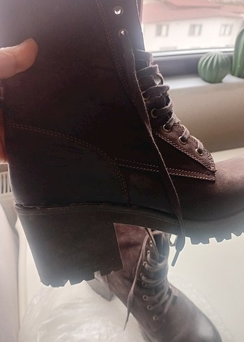 Kahverengi Deri Tabanlı Kürklü Kadın Bot - Görsel 2