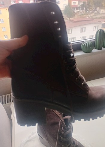 Kahverengi Deri Tabanlı Kürklü Kadın Bot - Görsel 3