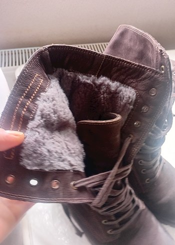 Kahverengi Deri Tabanlı Kürklü Kadın Bot - Görsel 5