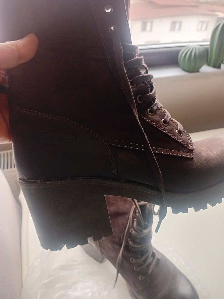 Kahverengi Deri Tabanlı Kürklü Kadın Bot - Görsel 2