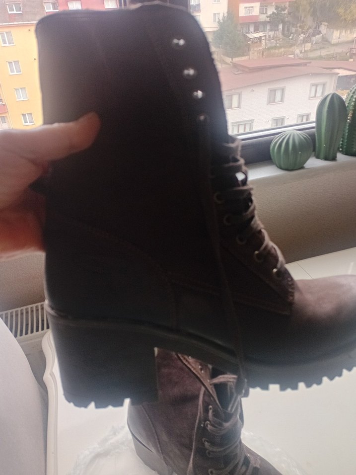 Kahverengi Deri Tabanlı Kürklü Kadın Bot - Görsel 3