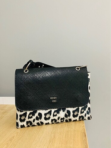 Guess siyah leopar