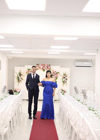 Mavi Uzun Modern Klasik Notalı Yırtmaçlı Elbise