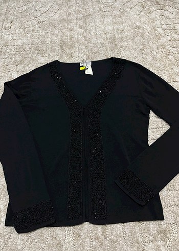 Boncuk İşlemeli Siyah V Yaka Hırka - Görsel 2