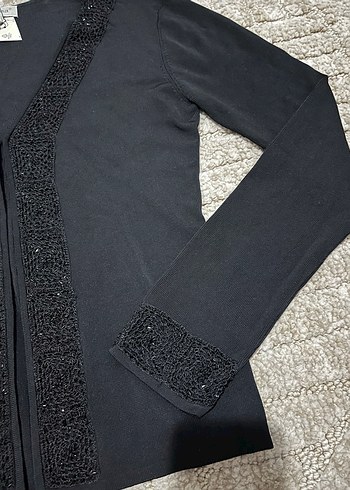 Boncuk İşlemeli Siyah V Yaka Hırka - Görsel 5