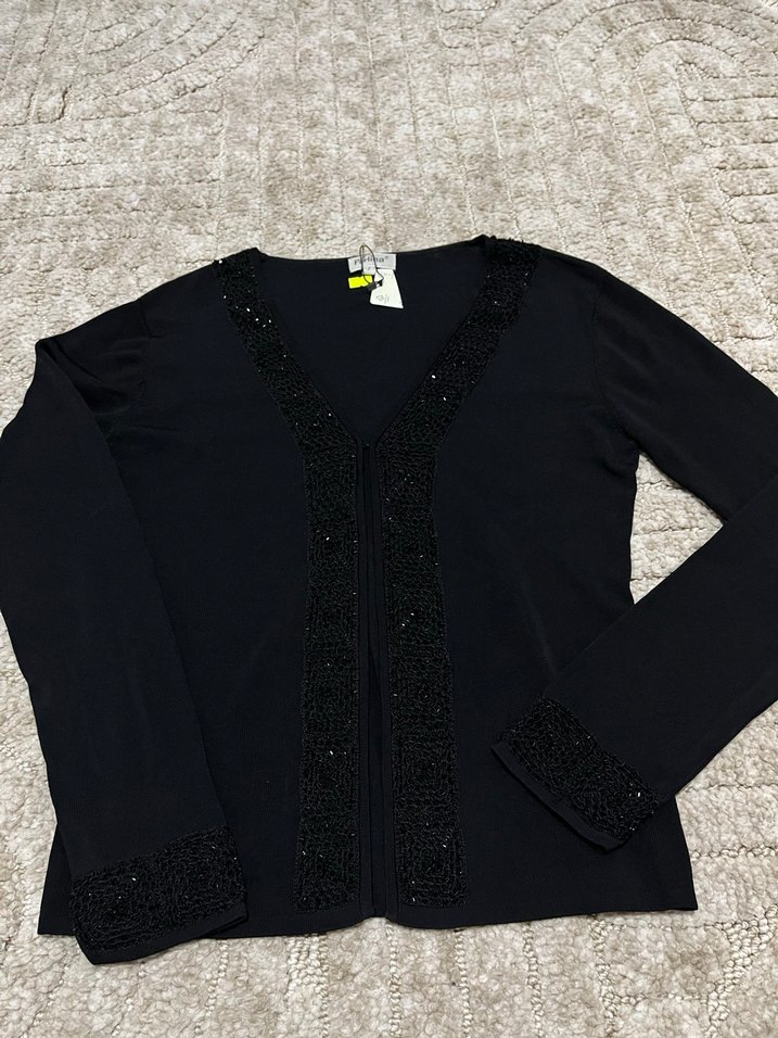 Boncuk İşlemeli Siyah V Yaka Hırka - Görsel 2