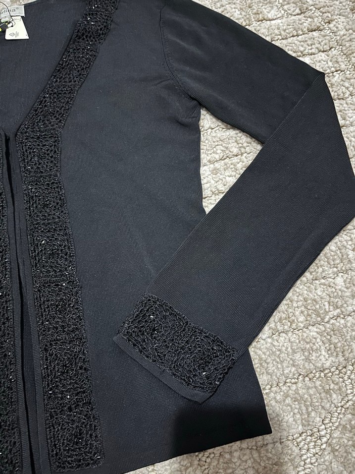 Boncuk İşlemeli Siyah V Yaka Hırka - Görsel 5