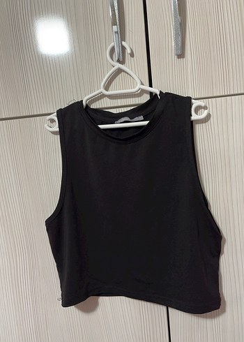 Siyah Yüksek Yakalı Kolsuz Crop Top - Görsel 2