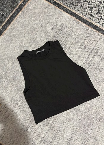 Siyah Yüksek Yakalı Kolsuz Crop Top - Görsel 4