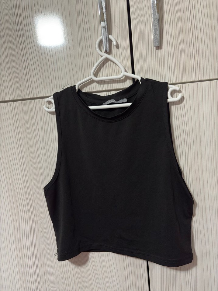 Siyah Yüksek Yakalı Kolsuz Crop Top - Görsel 2