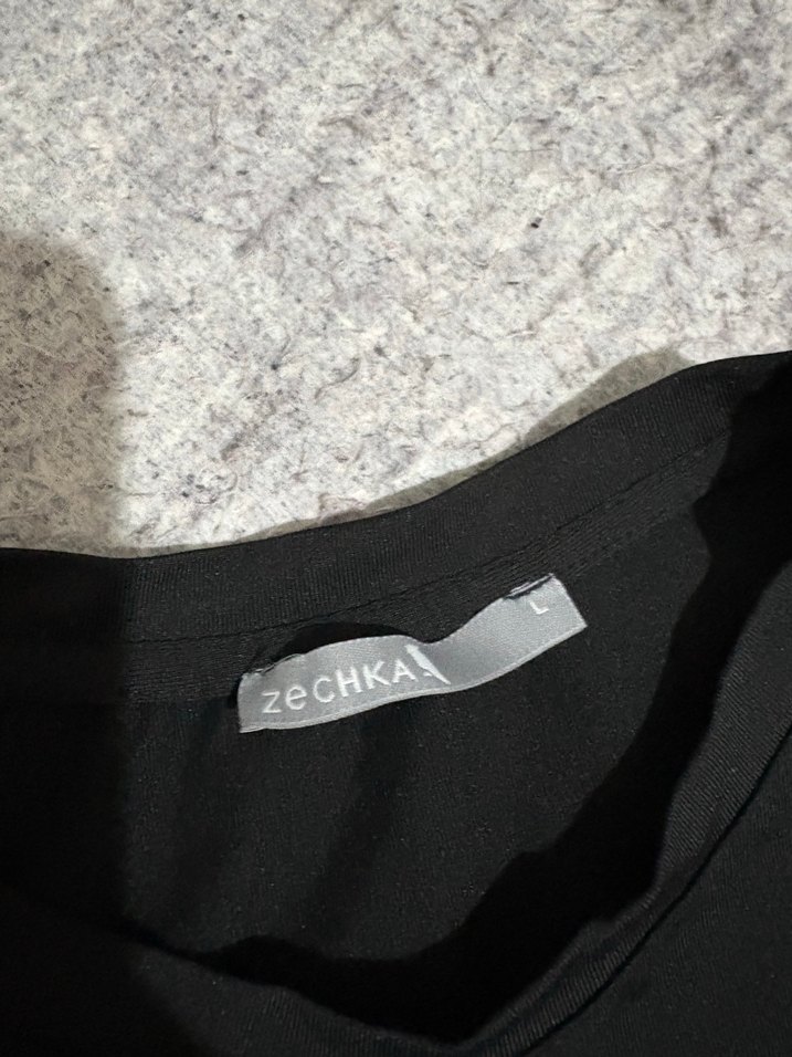 Siyah Yüksek Yakalı Kolsuz Crop Top - Görsel 3