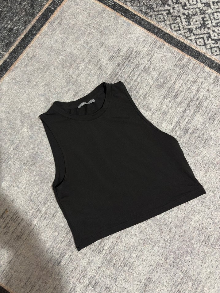 Siyah Yüksek Yakalı Kolsuz Crop Top - Görsel 4