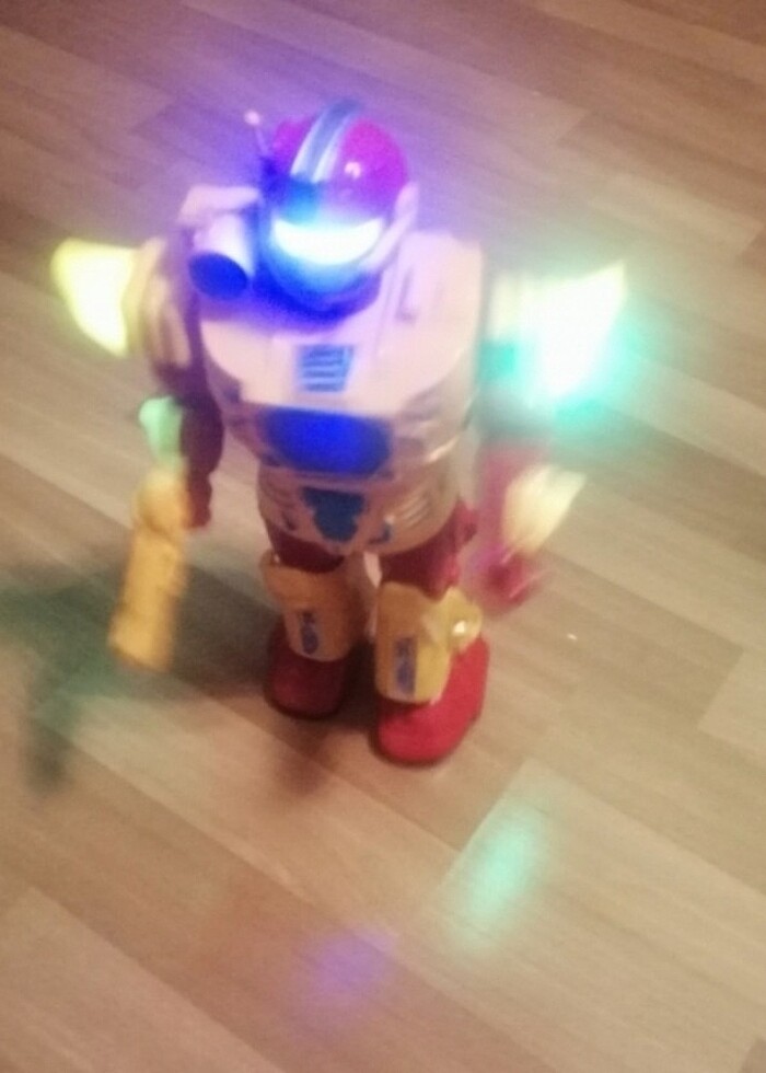 Hareketli Yürüyen Işıklı Sesli Savaşçı Robot Adam Oyuncak - Görsel 2