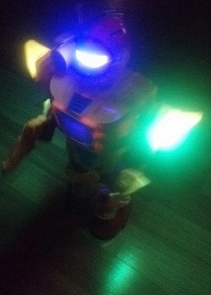 Hareketli Yürüyen Işıklı Sesli Savaşçı Robot Adam Oyuncak - Görsel 3