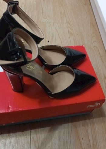 39 Beden Diger Siyah Rugan Stiletto Kemerli Kadın Ayakkabı