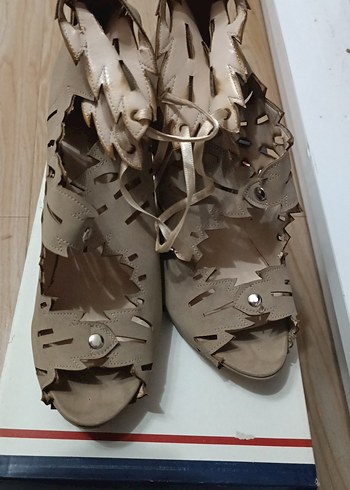 Bej Deri Kadın Dolgu Topuklu Sandalet - Görsel 3