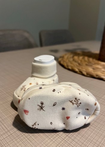 Kitikate-Nakışlı Örgü Beyaz Bebek Ev Terliği-(0-3 ay) - Görsel 4