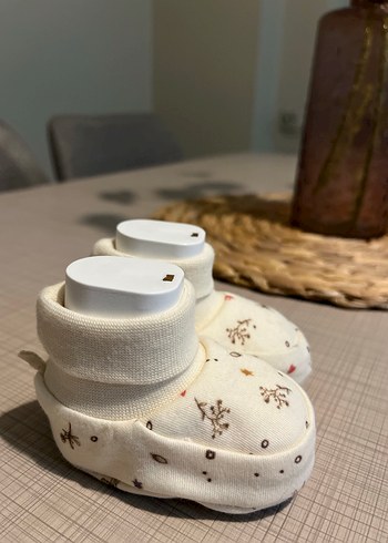 Kitikate-Nakışlı Örgü Beyaz Bebek Ev Terliği-(0-3 ay) - Görsel 2