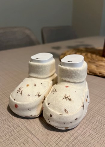 Kitikate-Nakışlı Örgü Beyaz Bebek Ev Terliği-(0-3 ay) - Görsel 3