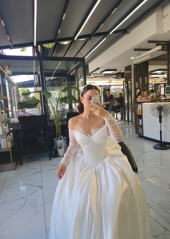 fransiz dantel kol ve göğüs detayı saten beyaz gelinlik