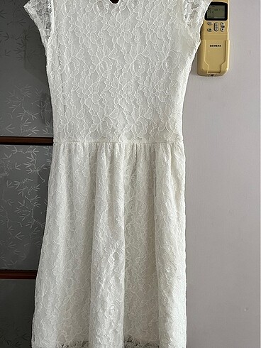 LC Waikiki Beyaz dantel detaylı elbise