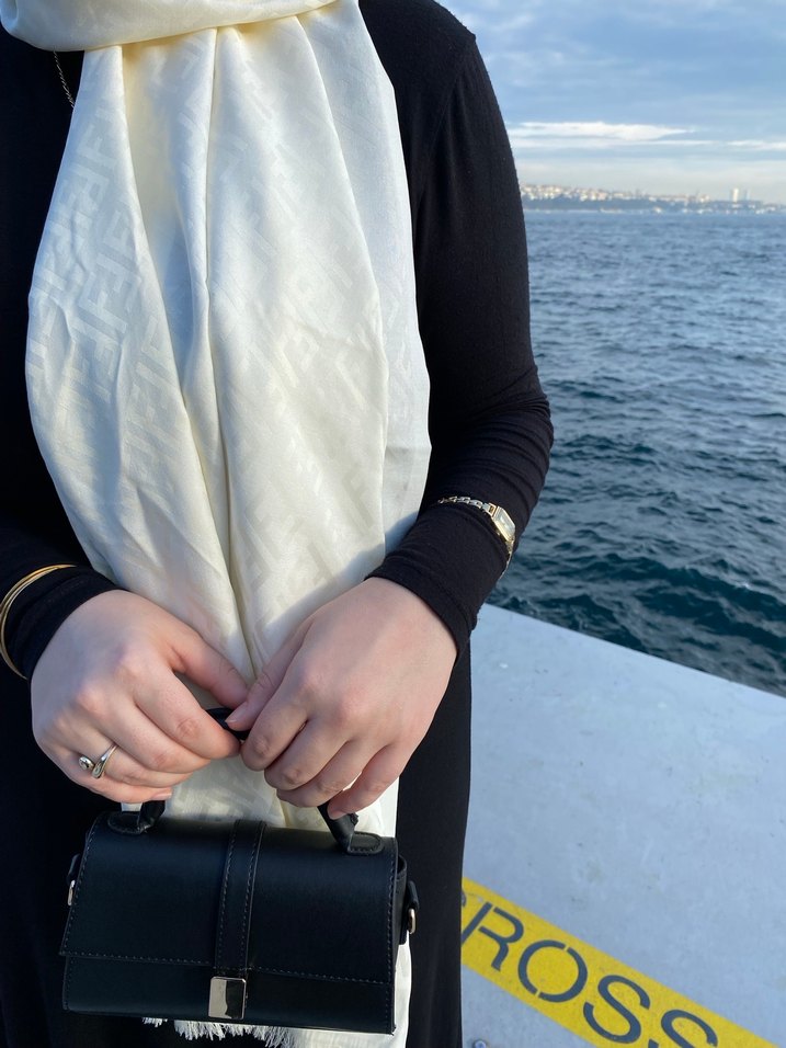 Krem renk Fendi desen şal - Görsel 2