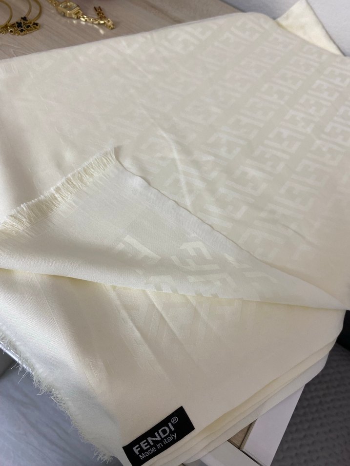 Fendi Krem Rengi İpek Şal - Görsel 3