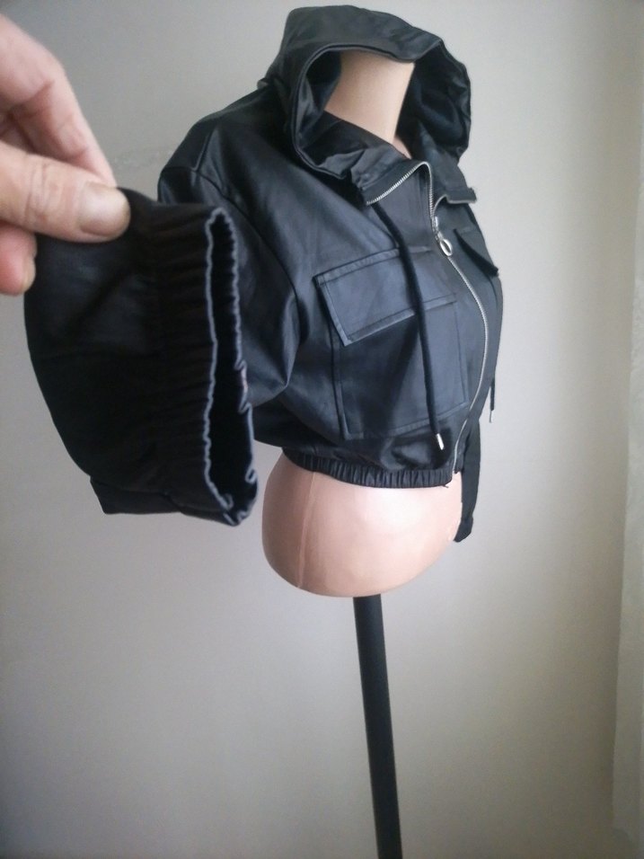 Kemerli Siyah Kısa Deri Ceket - Görsel 5